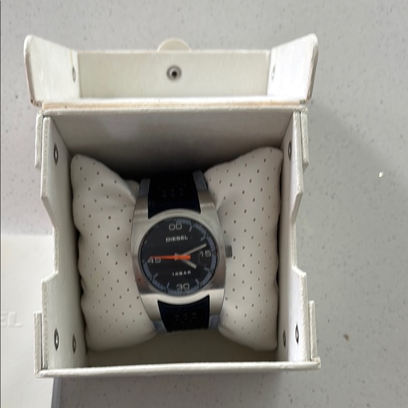 Diesel Black and Silver Sporty Watch with Minimalist Design - Picture 4 of 7